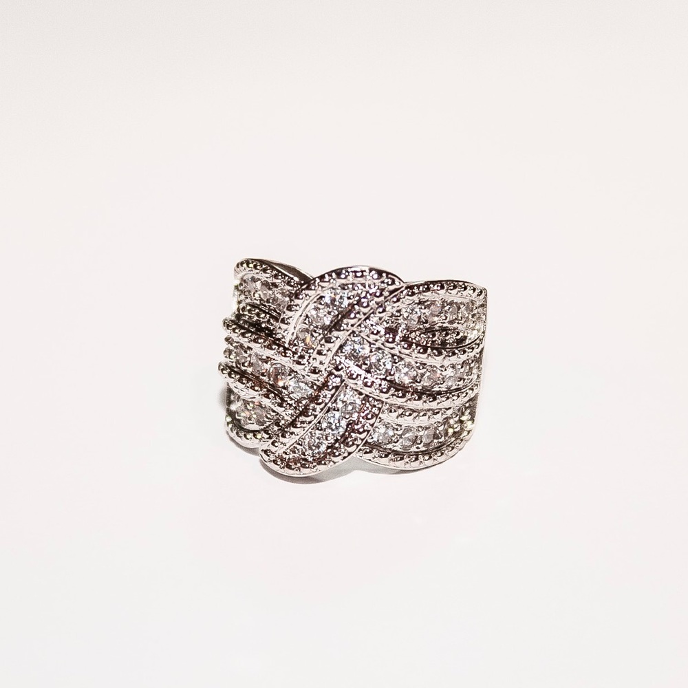 𝒫𝑟𝑖𝑛𝑐𝑒𝑠𝑠 𝒞𝑢𝑡 𝒲h𝑖𝑡𝑒 ℛ𝑖𝑛𝑔